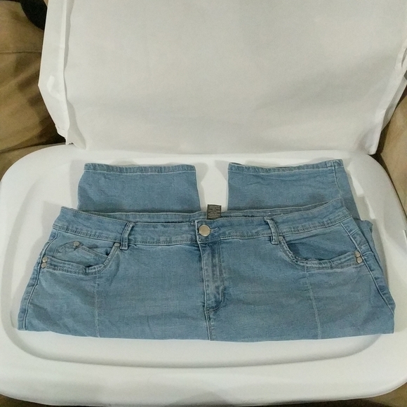 Avenue Denim Light Wash High Rise Capri Jeans - plus size 20 - Picture 1 of 8